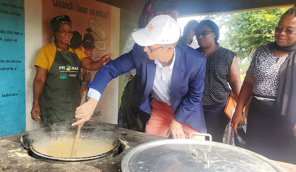 USDA Delegation and U.S. Ambassador Visit Mozambique School Feeding Project